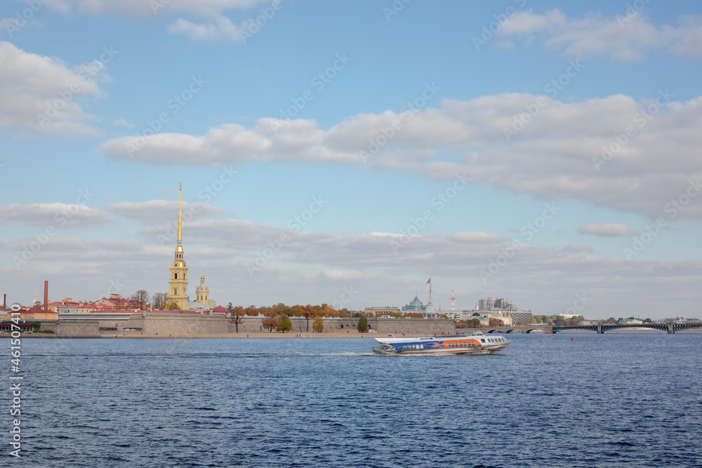 Obraz premium View from the Spit of Vasilivsky Island to the Peter and Paul Fortress. Pleasure boat for tourists.