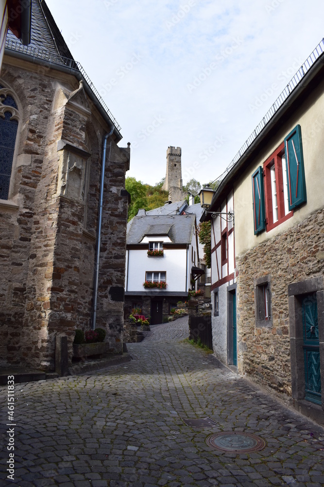 Fototapeta premium Dorfstraße in Monreal mit Blick auff die kleinere Ruine