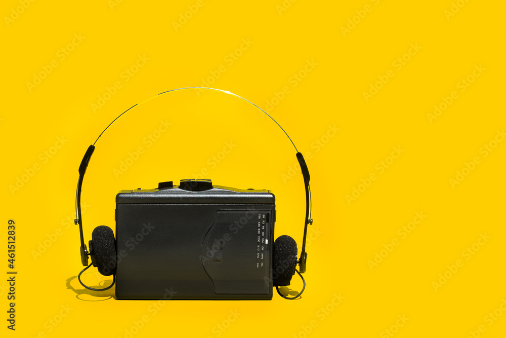 Walkman negro con auriculares sobre fondo amarillo. Vista de frente y de  cerca. Copy space Stock Photo | Adobe Stock