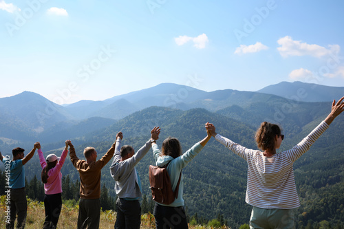 Canvas Print Group of people spending time together in mountains