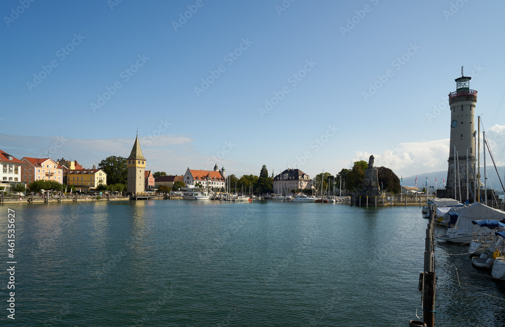 Der Hafen der Insel Landau im Bodensee
