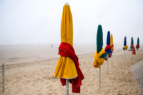 Parasols sur la plage avec légère brume 