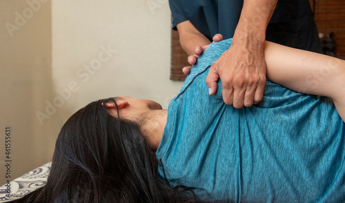 整体の施術を受ける女性　肩甲骨 photo