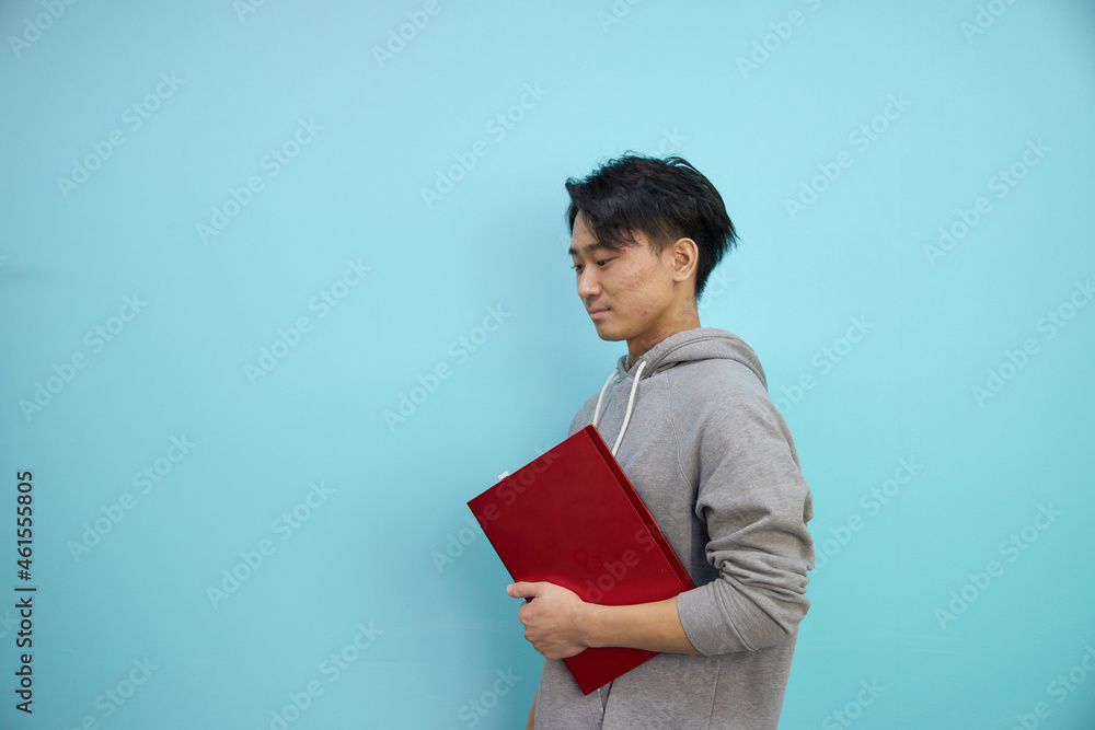 ノートパソコンと灰色のパーカーの日本人男性 ノートパソコンと灰色のパーカーの日本人男性