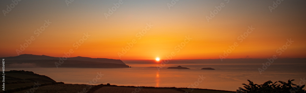 Naklejka premium sunrise over sea