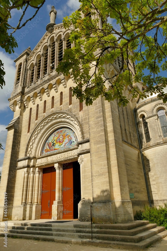 Façade de l’église du sanctuaire Notre-Dame de Peyragude à Penne-d’Agenais