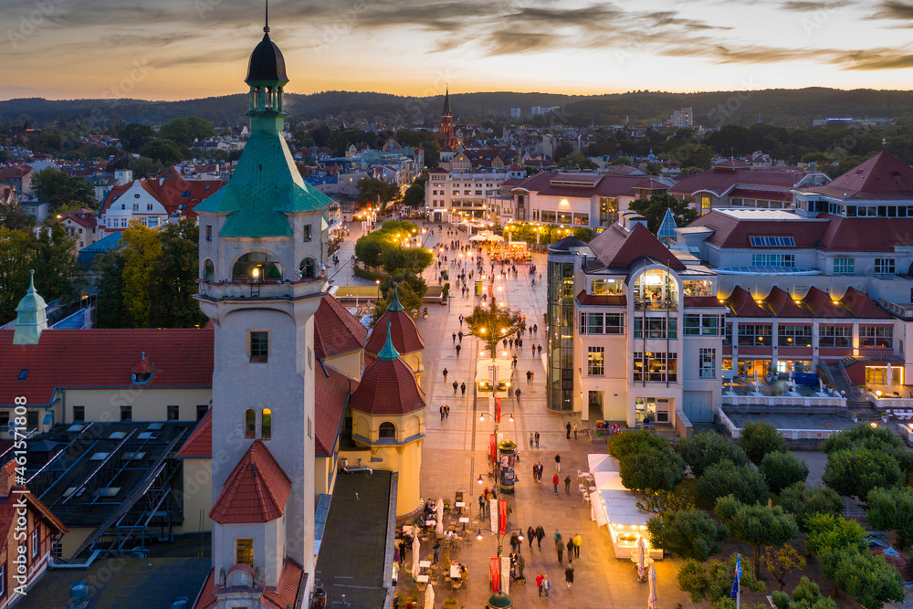 Obraz premium Beautiful architecture of Sopot city by the Baltic Sea at sunset, Poland.