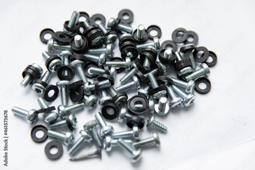 There are many different screws and washers. There are many different screws and washers.