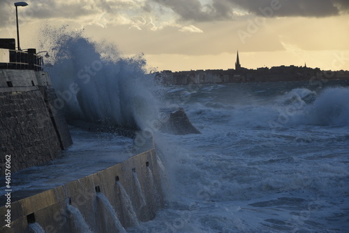 Saint-Malo, bretagne, mer, tempête vague