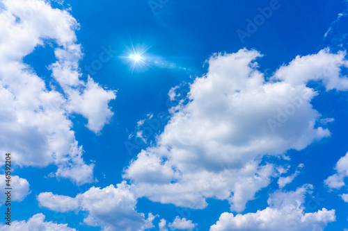 太陽の日差しと爽やかな青空と雲の背景素材_o_08