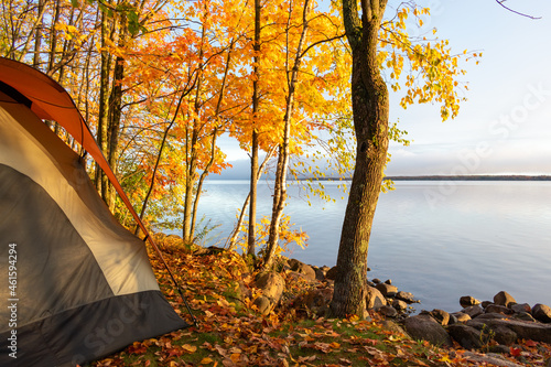 Fotótapéta Waterside campsite in autumn with beautiful fall colors