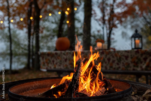 Foto Glowing camp fire at autumn campsite