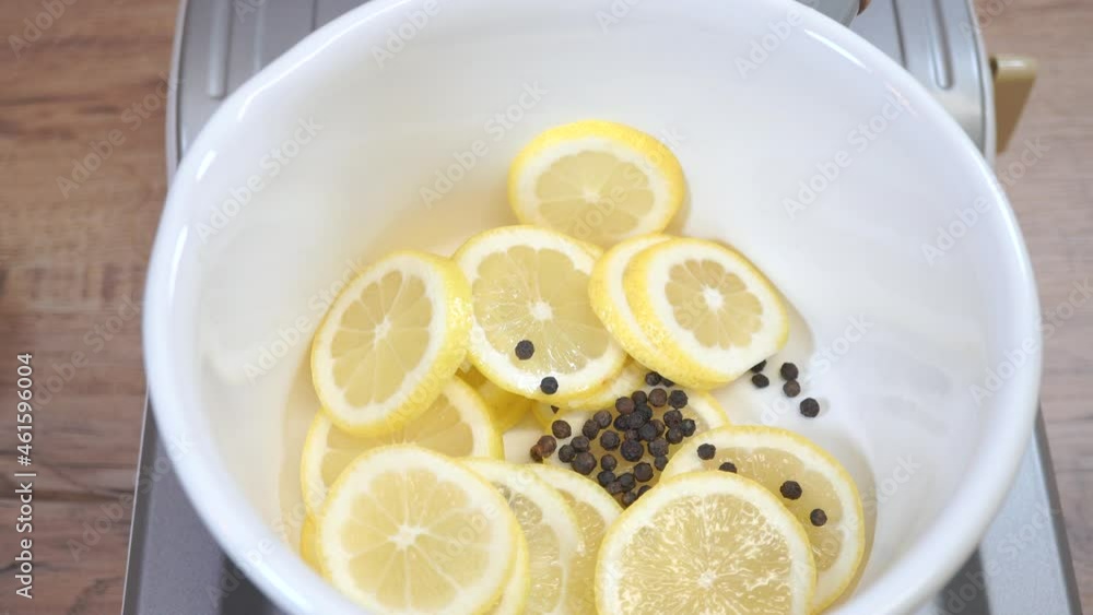 コーラの材料を鍋で混ぜていく様子 コーラの材料を鍋で混ぜていく様子