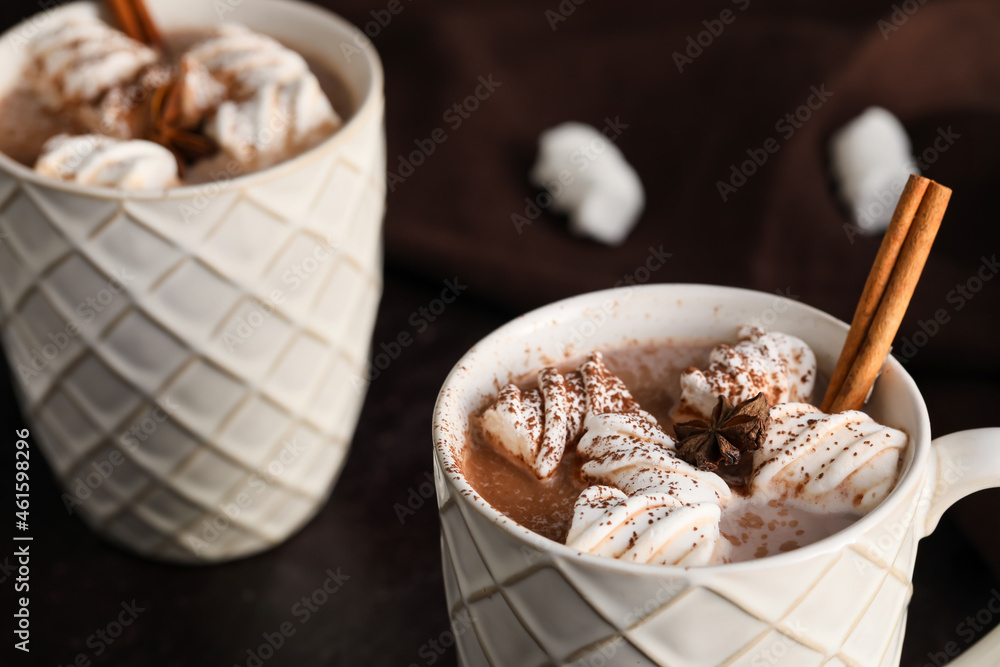 Cups of hot coffee with marshmallows on dark background, closeup - obrazy, fototapety, plakaty 