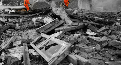 Foto Search and rescue forces searching through a destroyed building