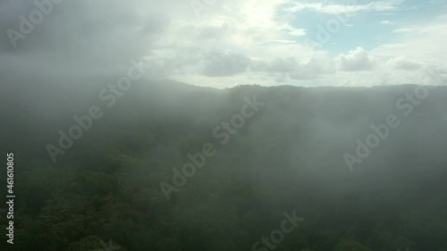 Wallpaper Mural Atravesando las nubes con drone, vista final hermosa selva tropical Torontodigital.ca