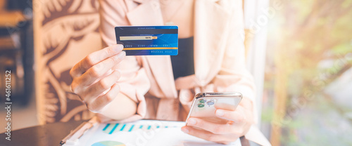 Obraz na płótnie Businessman using credit card and mobile phone online shopping w salonie