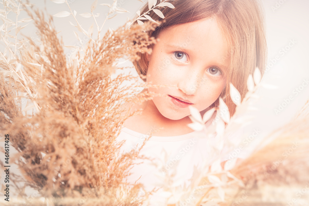 Portrait kleines schönes Mädchen in herbstlicher Stimmung Vs1 Portrait kleines schönes Mädchen in herbstlicher Stimmung Vs1