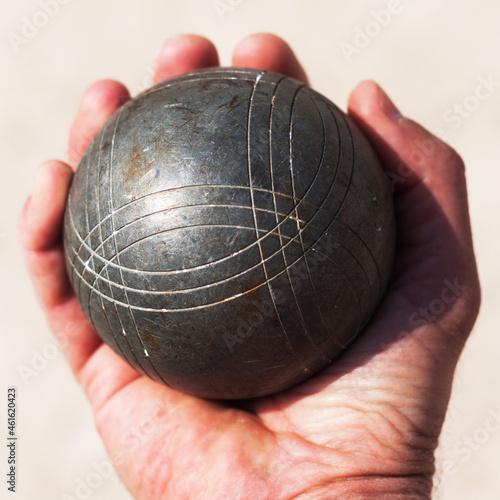 boule de lyonnaise dans la main photo