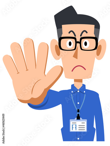 社員証を付け、手で制止するメガネをかけて青いシャツを着た男性
