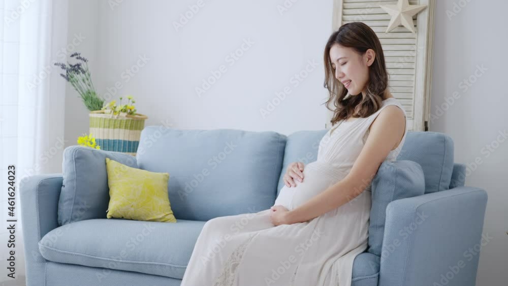 部屋でリラックスする若い妊婦
部屋でリラックスする若い妊婦