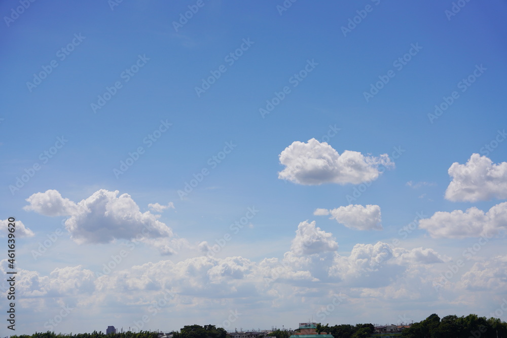 夏の終わりの青い空と白い雲　入道雲　積乱雲