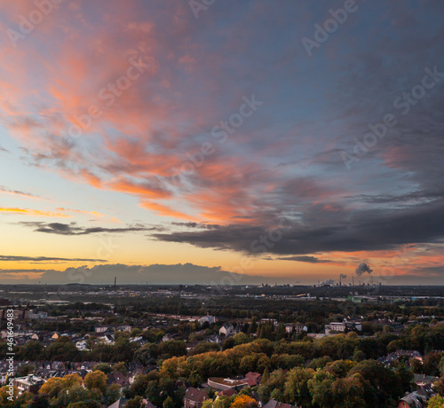 Fototapeta Naklejka Na Ścianę i Meble -  Romantic sunset over the skyline of Duisburg in autumn