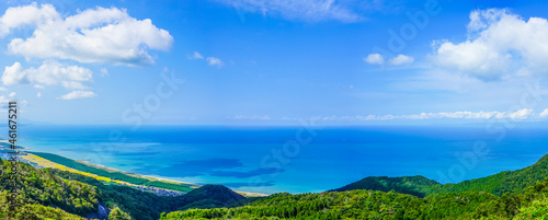 弥彦山から青い日本海を一望（新潟県弥彦村）