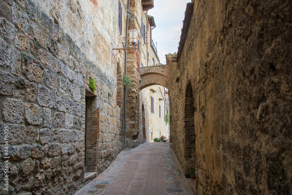Enge Gasse mit Torbogen in der Altstadt von San Gimignano