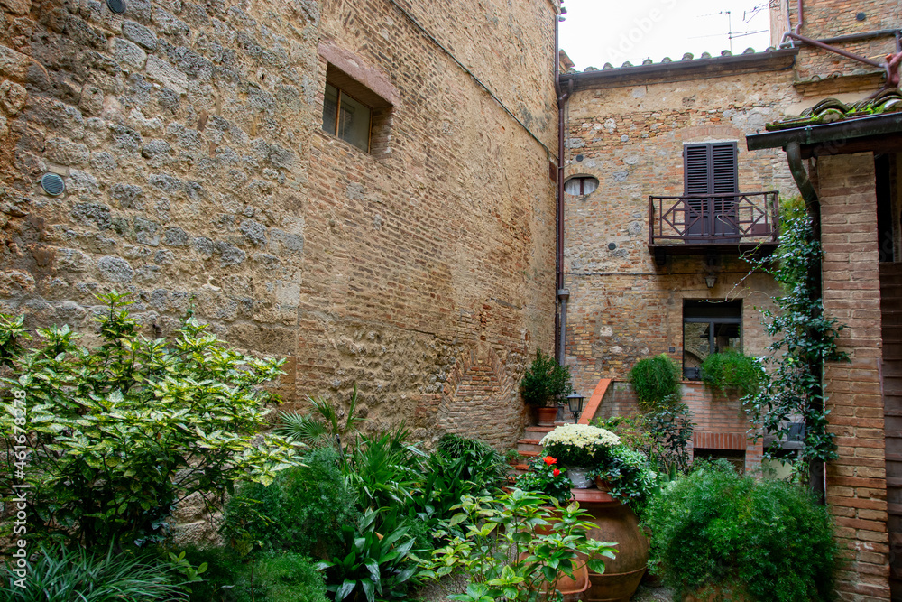 Innenhof mit Grünpflanzen in der Altstadt von San Gimignano