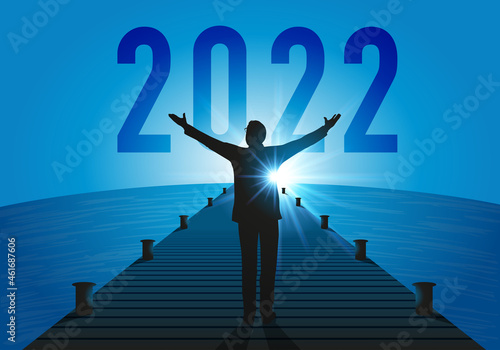 Carte de vœux 2022 sous le signe de l’espoir, avec un homme d’affaire optimiste, qui lève les bras vers une nouvelle année qui annonce une reprise économique.