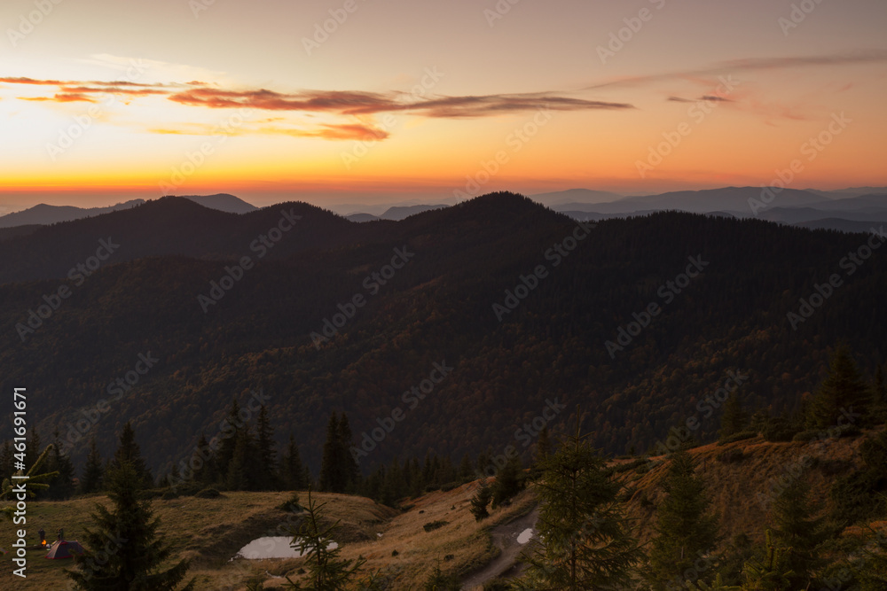 Obraz premium sunset high in the autumn mountains