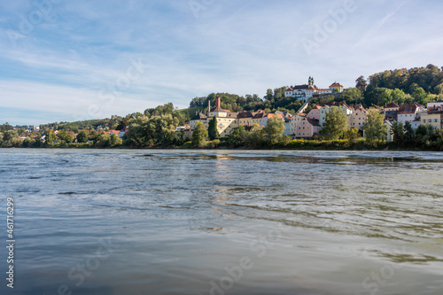 01.10.2021, GER, Bayern, Passau: Blick über den Inn, zur historischen Innstadt mit dem Kloster Maria Hilf, sowie dem ehemaligen Gebäude der Innstadt Brauerei.