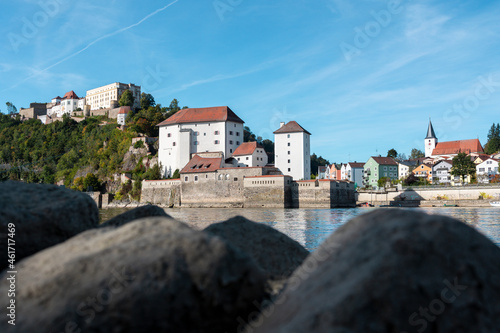01.10.2021, GER, Bayern, Passau: Am Fuße des Niederhauses fließt der Fluss Ilz in die Donau. Die Veste Oberhaus und das Niederhaus sind bis heute erhaltenene mittelalterliche Burganlagen.