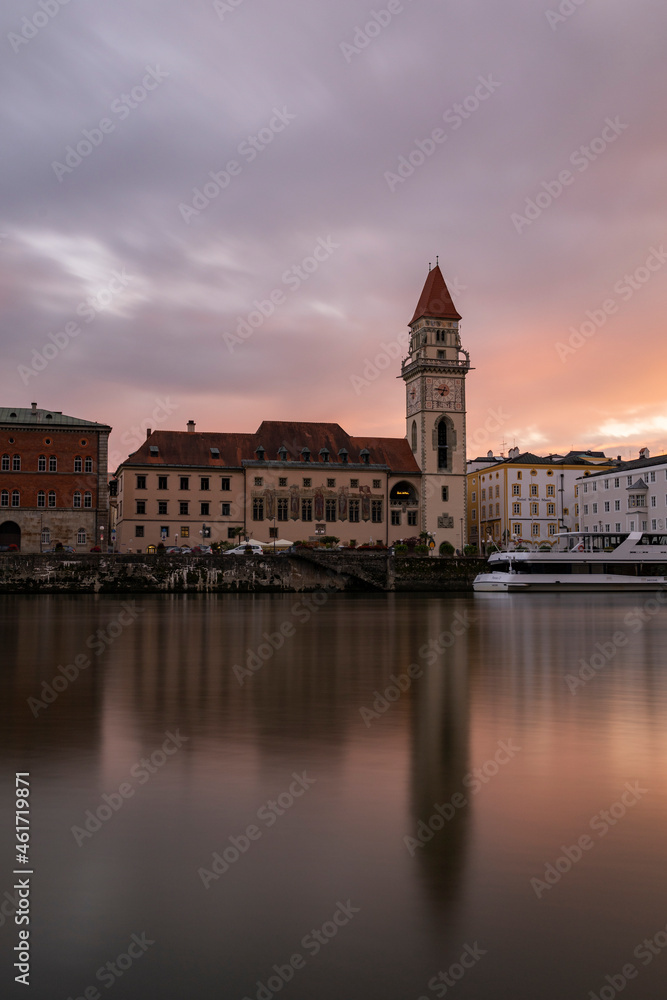 29.09.2021, GER, Bayern, Passau: Altstadt Passau bei Sonnenuntergang. Der Stephansdom, das Rathaus und die Stadtpfarrkirche St. Paul prägen die Silhouette am Donauufer der Stadt.