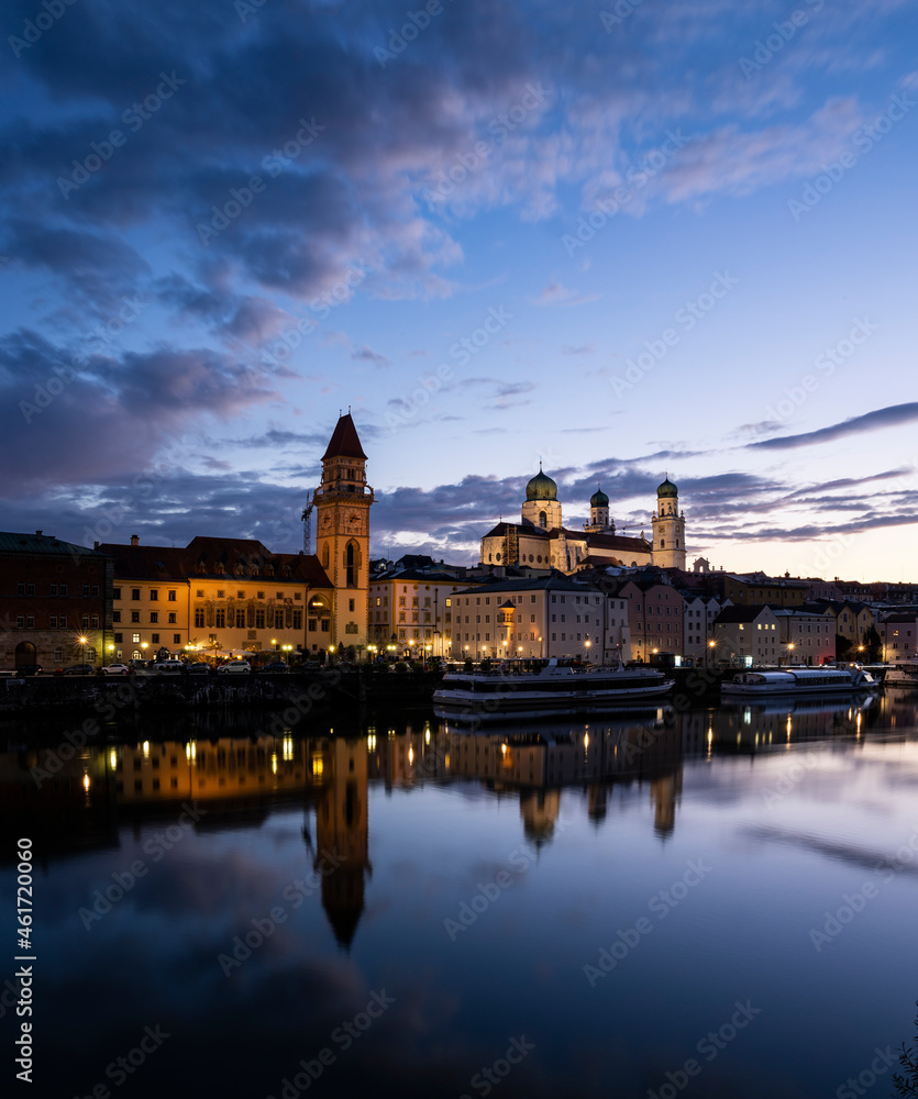 Obraz premium 29.09.2021, GER, Bayern, Passau: Altstadt Passau nach Sonnenuntergang. Der Stephansdom, das Rathaus und die Stadtpfarrkirche St. Paul prägen die Silhouette am Donauufer der Stadt.