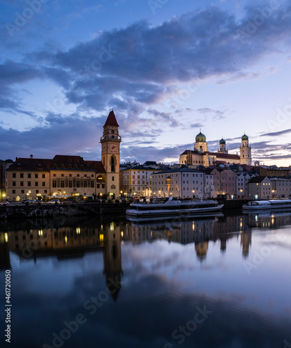 29.09.2021  GER  Bayern  Passau  Altstadt Passau nach Sonnenuntergang. Der Stephansdom  das Rathaus und die Stadtpfarrkirche St. Paul pr  gen die Silhouette am Donauufer der Stadt.