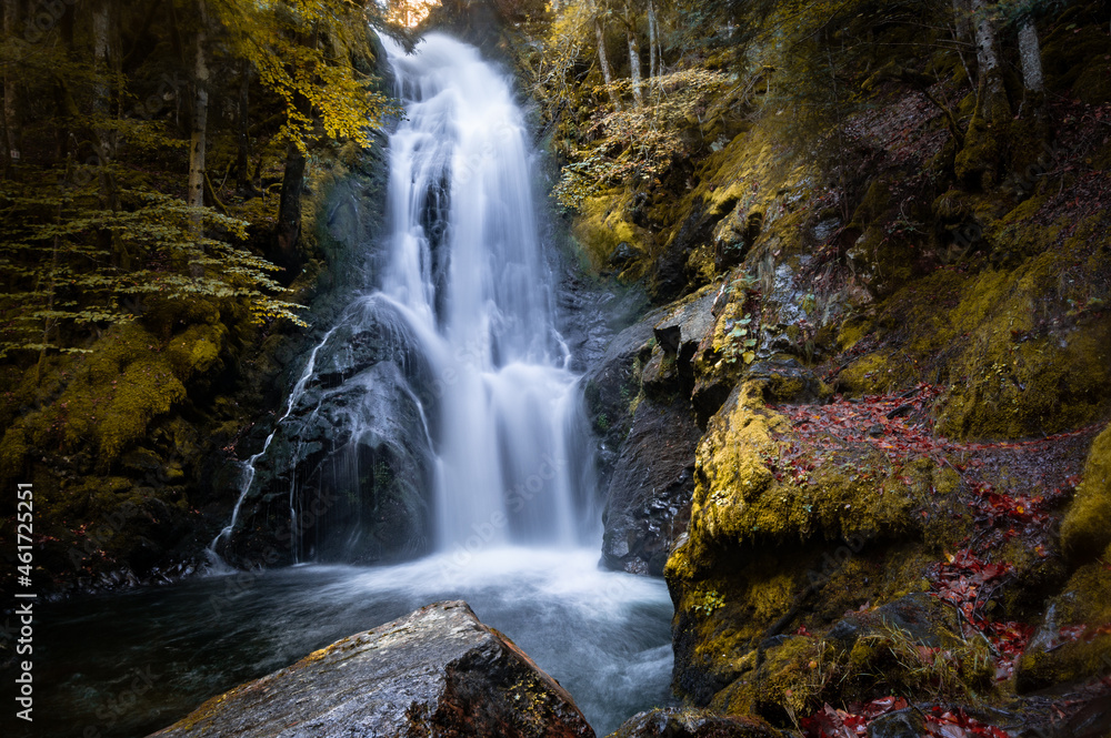 Superbe cascade en Ariège, prise en pose longue, dans les Pyrénées - Occitanie - France Superbe cascade en Ariège, prise en pose longue, dans les Pyrénées - Occitanie - France