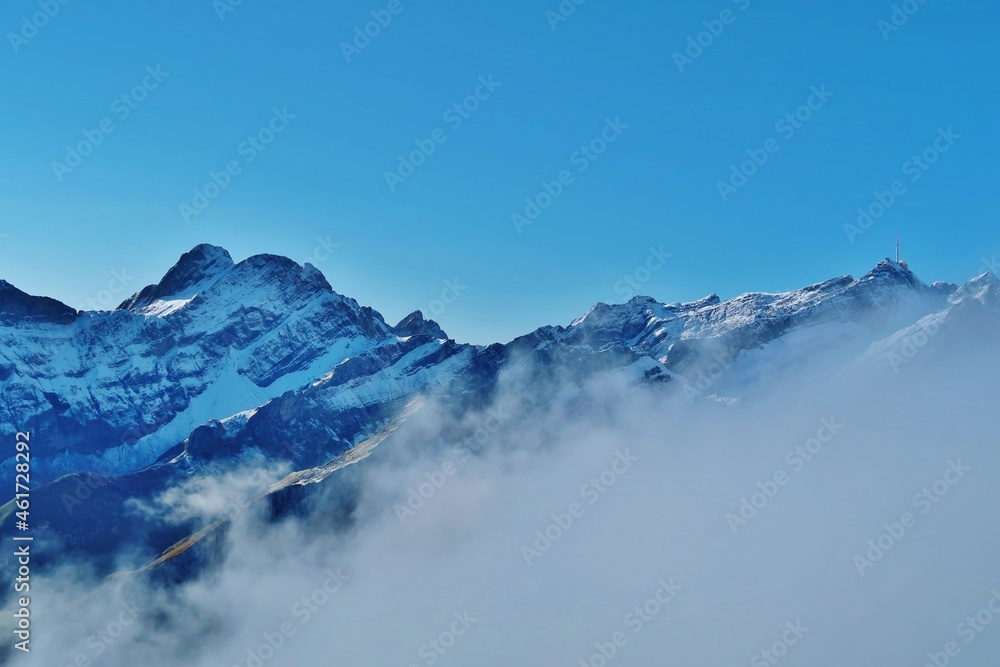 Alpstein-Gipfel im Herbstnebel