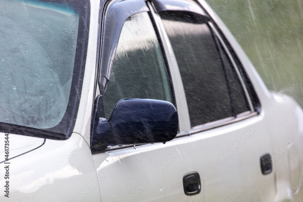 Obraz premium Raindrops hit the roof of the car.