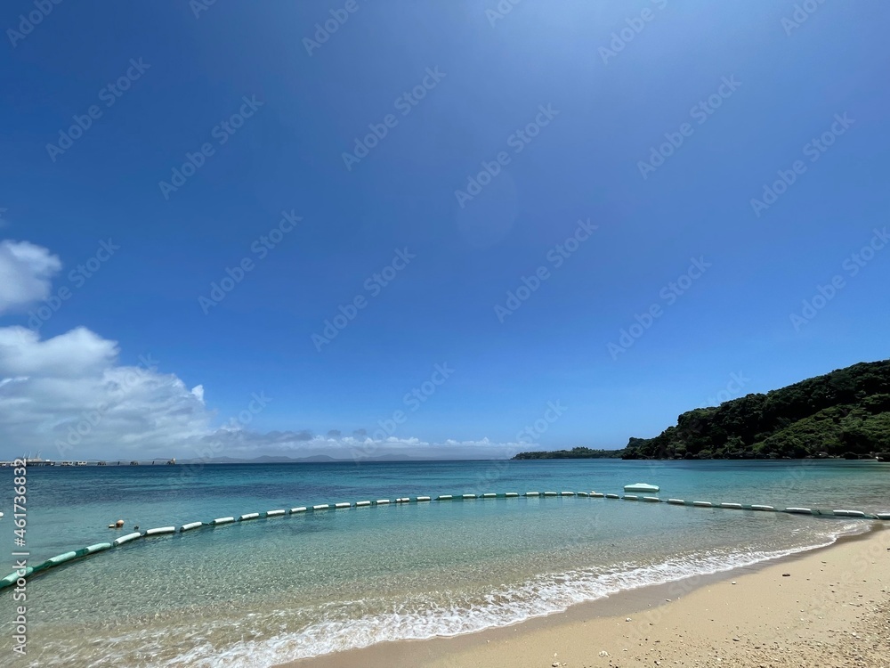沖縄の誰も居ないビーチ