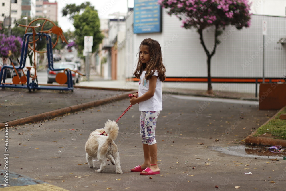 criança com cachorro passeando criança com cachorro passeando