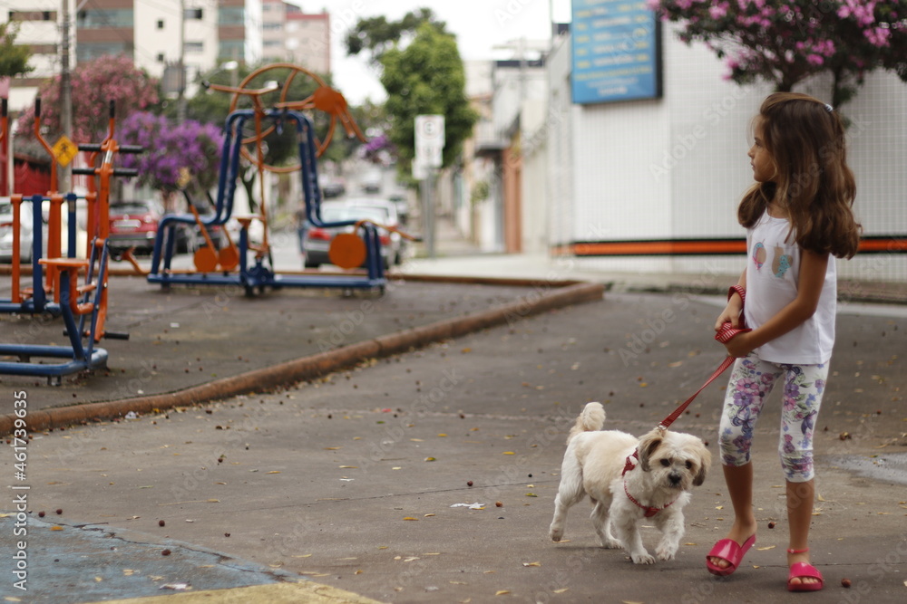 criança com cachorro passeando na praça criança com cachorro passeando na praça