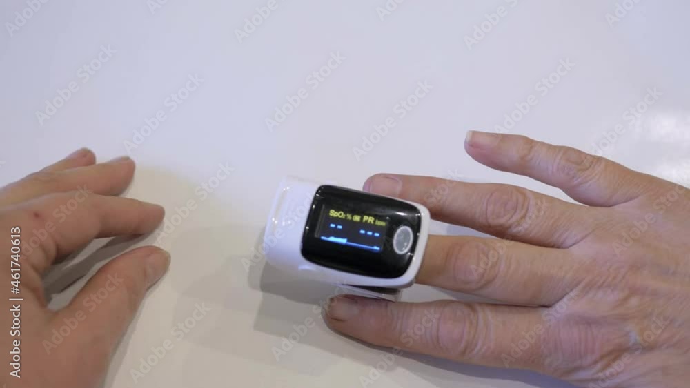 Vidéo Stock Women's hands measure oxygen levels using a pulse oximeter