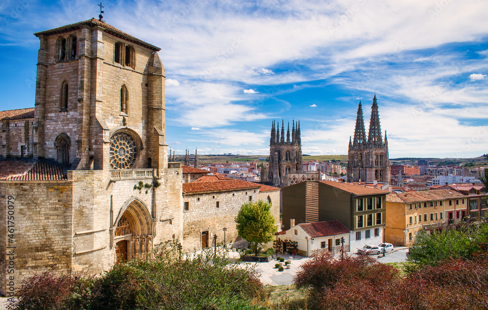 Iglesia de San Esteban de estilo gótico siglo XIII y catedral de Burgos al fondo, España