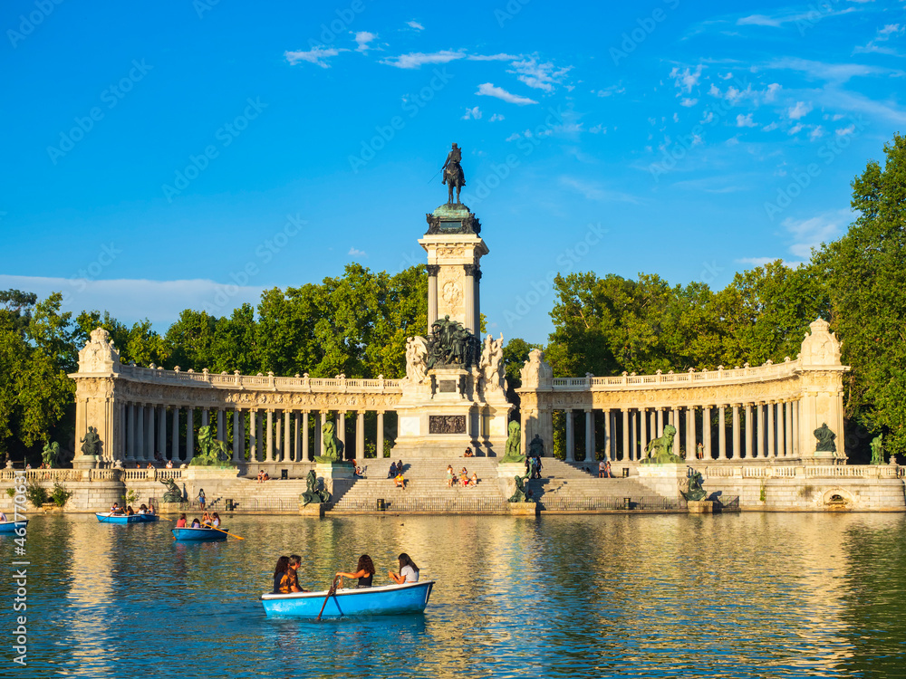 Personas paseando en barca en el estanque del Retiro de Madrid