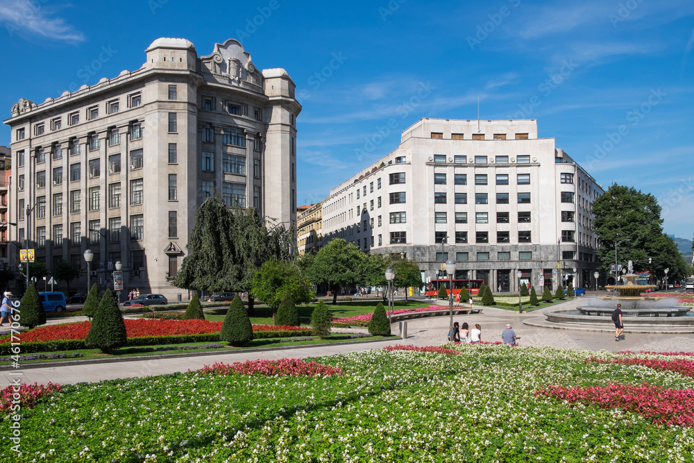 Fototapeta premium Paseos con jardines y edificios en la plaza de Fedrico Moyua en el centro urbano de la ciudad de Bilbao, País Vasco, España