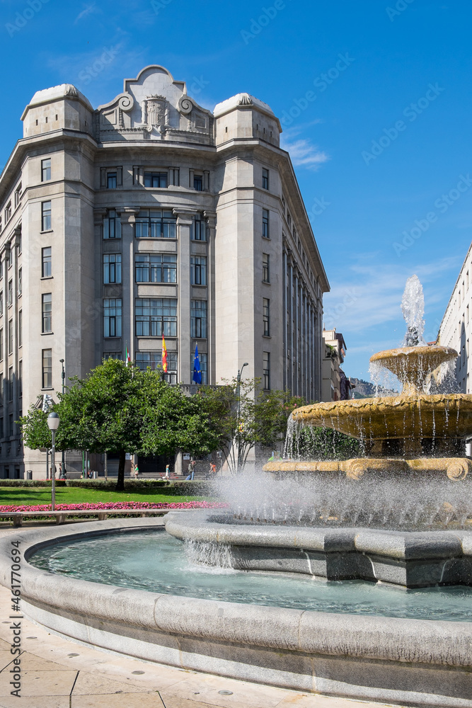 Fuente de agua y edificios en la plaza de Fedrico Moyua en el centro urbano de la ciudad de Bilbao, País Vasco, España