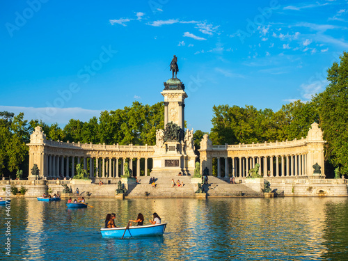 Personas paseando en barca en el estanque del Retiro de Madrid