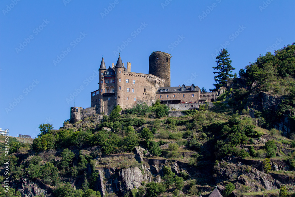 Obraz premium Katz castle landscape on the upper middle Rhine River near the village of Sankt Goarshausen, Germany. Also called Burg Katz.